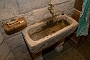 ještě pár detailů z domu - umyvadlo na pánském WC, z kohoutku tekla již namíchaná vlažná voda, ručně vyráběné mýdlo