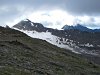  Weißspitze (3300 m.n.m.), pod ní ledovec Zettalunitz Kees, vzadu zřejmě Velká hlava čarodějnice - Grosser Hexenkopf (3314 mn.m.) a Hoher Aichham (3371 m.n.m)